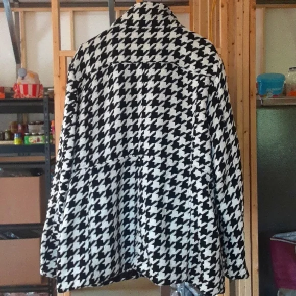 Stylish Black and White Houndstooth Coat - Picture 2 of 6